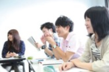大東文化大学 日本経済全体の動きを景気・物価・財政などから分析するゼミナールは、意見交換や討論も活発です。