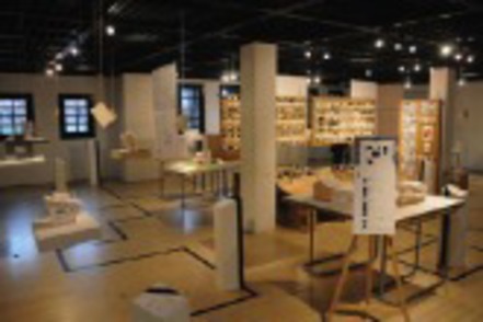 関東学院大学 毎年、横浜みなとみらいの赤レンガ倉庫で開催する「建築展」は建築・環境学部の恒例行事。