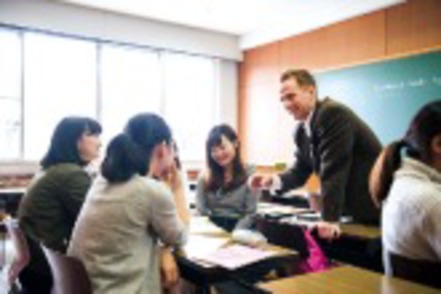 東洋英和女学院大学 必修の基礎英語は、進度別少人数クラスで学びます