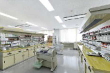 長崎国際大学 大規模病院の薬剤部と同水準の調剤機器およびLANシステムを設置する模擬薬局