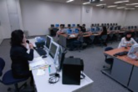 上智大学 PCを用いて行われる通訳の授業では、聴き取り訓練だけでなく外国語的ロジックパターンも習得。