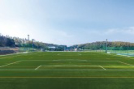 日本福祉大学 スポーツ設備が充実したキャンパス。高機能な人工芝グラウンドも完備している