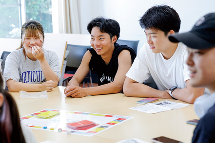日本福祉大学 医療・福祉の7職種をゼミごとに担当。それぞれの立場から、患者・家族の治療やケアを議論し、学びの理解を深めます