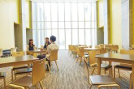 北海道科学大学 1階から3階まで自習スペースとしても利用可能な学習ラウンジがある共用講義棟（A棟）