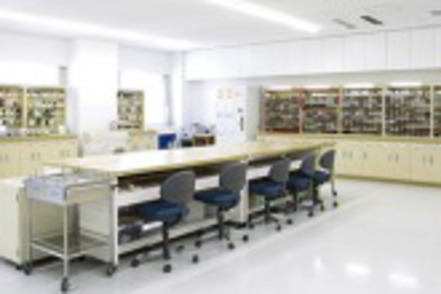 北海道科学大学 約1000種類の医薬品を配置し、調剤業務や服薬指導といった薬剤師業務を実践的に学べる模擬薬局（B棟）