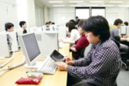 大阪学院大学 企業と連携し、スマートフォンのアプリ開発も体験。業界の第一線で活躍する専門家の演習も行われます。