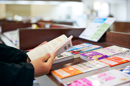 大阪学院大学 蔵書数が119万冊以上ある図書館は、資格取得や語学などの学習用資料も豊富に収蔵。