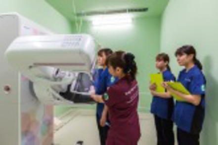 神戸常盤大学 乳がん検査に用いられるマンモグラフィ検査の普及により、女性放射線診療技師のニーズが高まっています