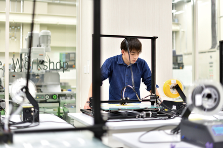 京都先端科学大学 様々なモノづくりに挑戦できる設備も充実。3Dプリンタや工作機械を活用して学生のアイデアをカタチにできる環境が整っています