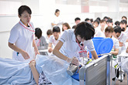 京都先端科学大学 臨床経験豊富な教員の指導のもと、看護の知識・技術・態度を学習。国家試験の合格率100％をめざします