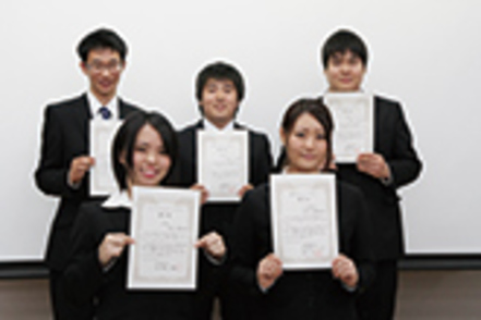京都先端科学大学 GIP（海外企業留学）を修了した学生たち。交換留学、海外語学研修などのプログラムもある