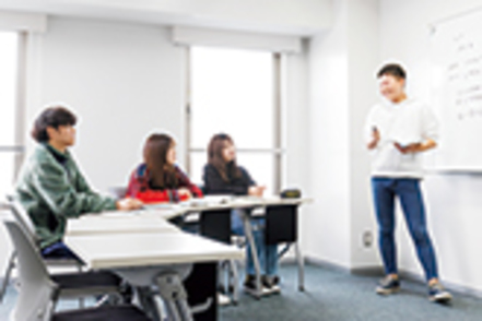 阪南大学 岡根ゼミでは、公務員試験対策と並行し、自治体や公共サービスの実態を体系的に学修。