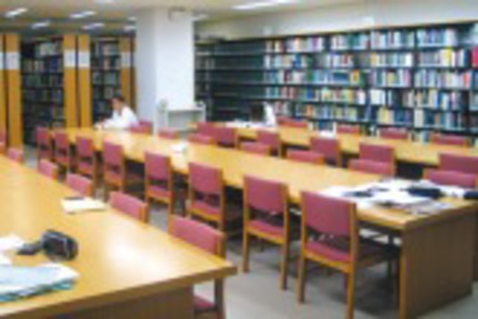北里大学 理学部図書館は、約3万冊の専門資料及び多数の電子ジャーナルを提供し、研究・学習を支援しています
