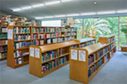 大阪大谷大学 最新の図書のほか、貴重図書を含む、約47万冊の蔵書がそろう学内図書館