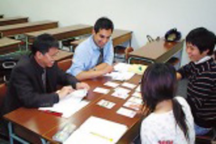 甲南大学 神戸市在住の外国人の方に、日本語や日本文化を教えるボランティア教室「あおぞら」。