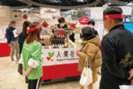 千葉商科大学 期間限定マーケットの店頭に学生が立ち、地域の方々に学生考案の商品を販売