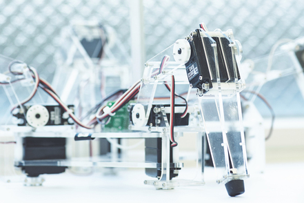 金沢工業大学 エネルギーを自給自足するロボットなど、さまざまなロボットを研究。