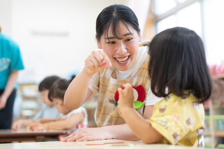 淑徳大学 １年次からさまざまな教育現場に赴き、継続的に子どもたちと触れ合うことができます。