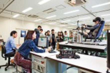 福岡大学 工学部には様々な実習室、実験室があり、講義や研究を行っています