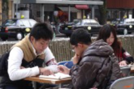 福岡大学 産業経済学科は、街頭調査や経営者へのインタビューなど学外実習を多く行っています