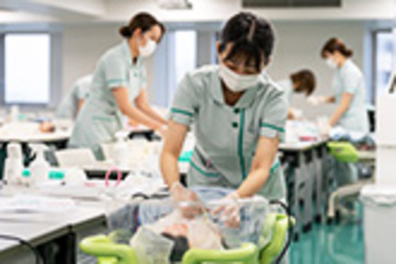 文京学院大学 看護学科では腹部超音波検査機器やシミュレーションモデルなど実践力を高められる学習環境を用意。