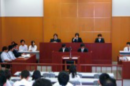 広島修道大学 7号館にある模擬法廷では、本格的な審理シミュレーションを体験できます