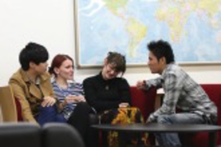 東洋大学 8号館1階には、世界各国からの留学生たちと触れあうことのできるECZ（English Community Zone）があります。