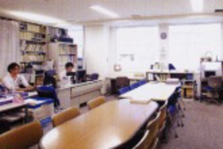 東洋大学 学習をサポートする共同研究室。常時、大学院生が在席し、学生に指導を行っています。