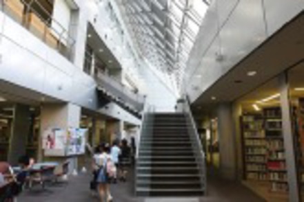 東洋大学 白山キャンパスの図書館は、貴重本から日々の学びに役立つ文献まで、幅広い蔵書がそろっています。