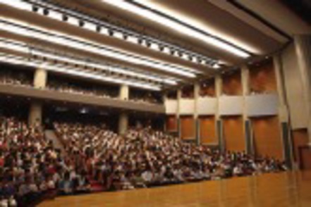 東洋大学 5号館の井上円了ホールでは、国際シンポジウムなど、さまざまなイベントが開催されています。