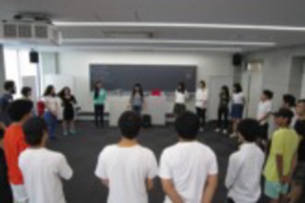 東洋大学 グローバル・イノベーション学科では、課題を対話によって解決するトレーニング「演劇ワークショップ」を実施。
