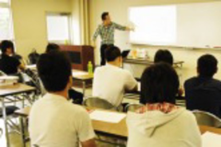 和光大学 授業として公務員試験対策講座を設置。合宿を実施するなどして公務員志望者をサポートしています