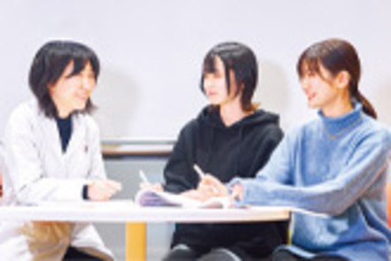 横浜薬科大学 先生と学生との距離はとても近くてフレンドリー。業界屈指の実績を持つ教授陣による細やかなサポートを受けることができます