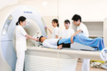 鈴鹿医療科学大学 放射線技術科学科／病院で使われる最先端の医療機器を教育専用として設置しています。