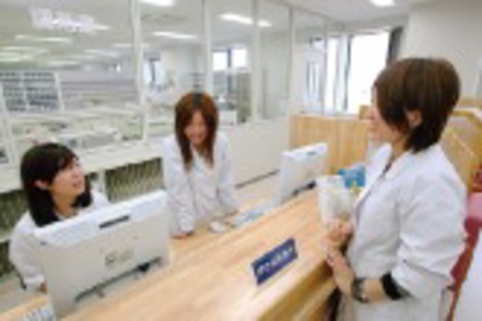 松山大学 薬局や病室をまるごと再現した、総合調剤実習室。調剤業務・服薬指導の基本を学ぶ