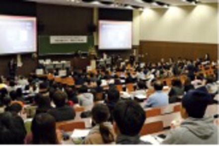 神戸学院大学 ゼミ同士で論理力を競い、実践力を鍛えられる「法律討論会」を実施