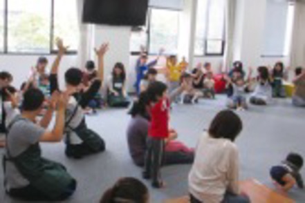 神戸学院大学 学内で地域の親子に開放している子育てサロン「まなびー」では「発達心理学」の実習を行う