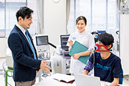 神戸学院大学 【作業療法実習室】脳の働きを探る最先端装置「光トポグラフィー」で認知機能を研究する