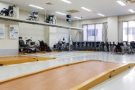 神戸学院大学 【屋外住環境実習室】街の中の段差や坂道などを教室内に再現。車いすや杖などの福祉機器への影響など、体験を通して学ぶ