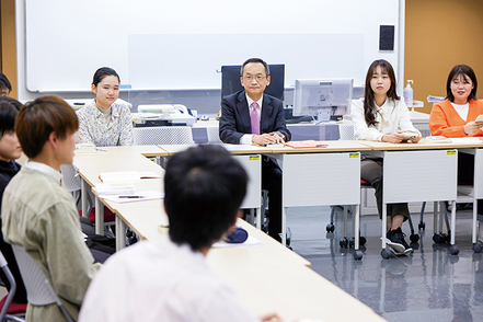 東京経済大学 1年次から4年次までの少人数ゼミ。法の現場に触れることで、社会での法のあり方を学びます