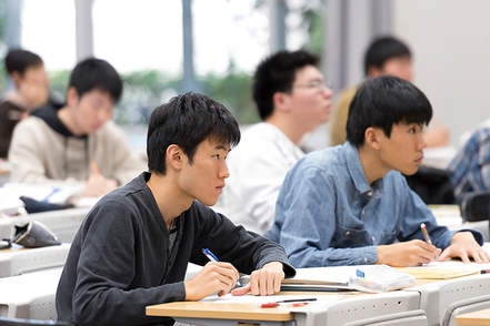 東京経済大学 「公務員志望者支援プログラム」では、各公務員試験の対策講座のほか、個別面談等で公務員をめざす学生をサポートします