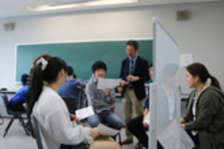 東京経済大学 1～4年次まで開講される「キャリアデザイン・ワークショップ」で、キャリア形成に役立つ力を段階的に身につけます