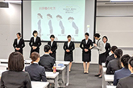 駒沢女子大学 観光業界の現場を体感するインターンシップ前には、マナー講座を実施し、充実した実習へつなげます。（観光文化学科）