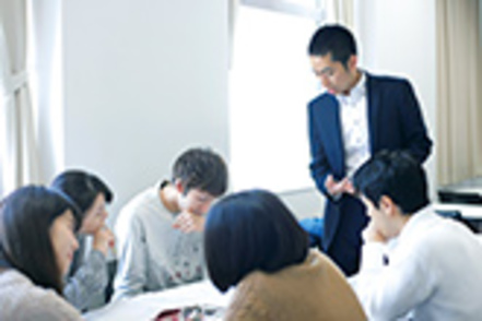 武蔵野大学 少人数ゼミナールは、教員と学生、学生と学生のコミュニケーションを重視しています。