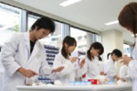 武蔵野大学 学内の模擬病院薬局と模擬保険薬局で、さまざまな医療現場に対応できる技能を身に付けます。