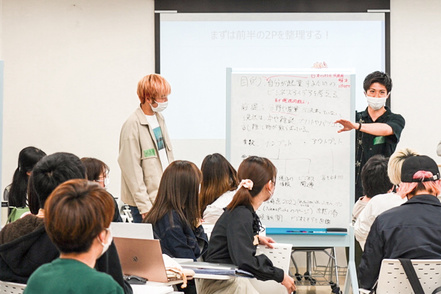 武蔵野大学 「座学」だけの授業はなく、アクティブ・ラーニングスタイルの授業で、さまざまなスキルを身に付けます。