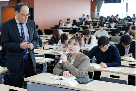 武蔵野大学 法律学科の「大教室双方向授業」では、緊張感を持ちながら集中して学ぶことで、自ら考え、発言する力を養います。