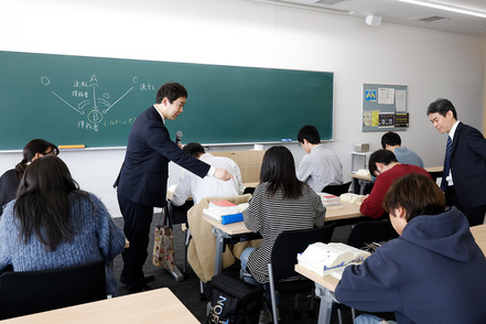 武蔵野大学 本学独自の学習法「民事基本法先行集中学習」と法曹・士業プログラムで、１年生から法律の国家試験合格が目指せます。