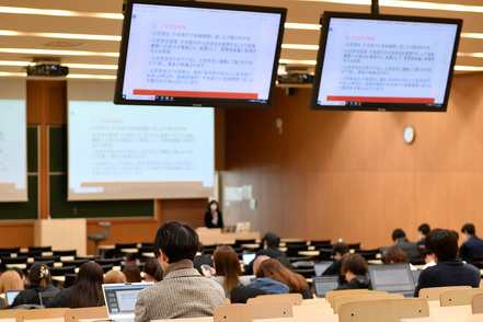 武蔵野大学 1年次から段階的に基礎から応用へと学修を積み重ね、社会問題を深く理解します。