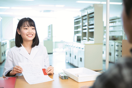 高崎健康福祉大学 4年次には病院および薬局での実務実習（5年次）に備え、学内の模擬薬局で業務体験を行います。